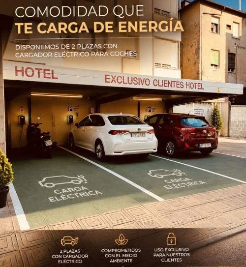 Estación de carga para vehículos eléctricos del Hotel Villa de Cacabelos con dos autos estacionados bajo refugio techado exclusivo del hotel
