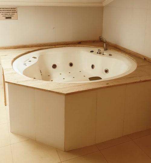 Lujosa bañera de hidromasaje con marco de madera en Hotel Villa de Cacabelos, España