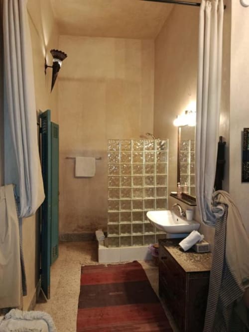 Salle de bain moderne de la chambre triple Villa El Gada à Marrakech, avec douche vitrée, carrelage décoratif, lavabo