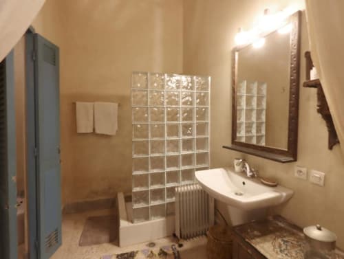 Salle de bains moderne de la chambre Triple Supérieure à Villa El Gada Marrakech avec vasque, cabine de douche vitrée et sol en marbre.