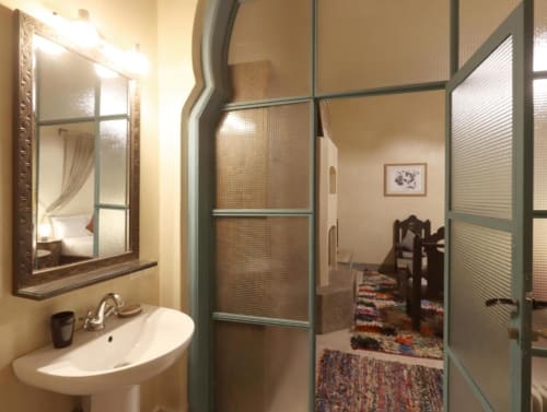 Salle de bains de la Villa El Gada avec lavabo et miroir, donnant sur la Chambre Quadruple Supérieure à Marrakech
