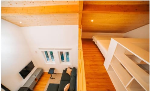 Quarto moderno da villa em Remote Care & Co com vigas de madeira, TV de tela plana, vistas para o jardim e armazenamento integrado