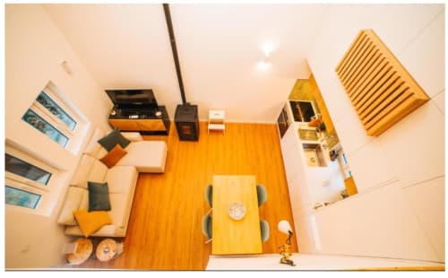 Vista aérea da villa Casa Colina em Salamonde com piso de madeira, kitchenette, mesa de jantar e área de estar