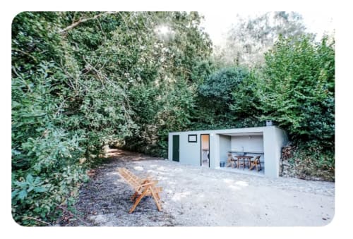 Villa moderna Casa Colina com terraço de jantar ao ar livre, envolvida por floresta verde, Salamonde Portugal
