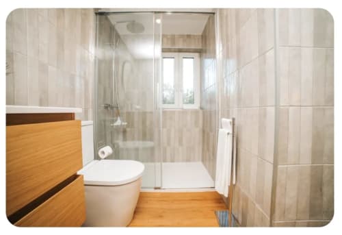 Banheiro moderno na villa Casa Colina em Remote Care & Co, Salamonde, com penteadeira em madeira, box de vidro e