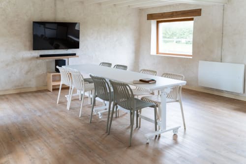Salle de réunion moderne à la villa Maisons Noisette à Saint-Pierre-des-Ormes avec longue table blanche, chaises et vue