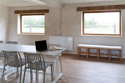 Espace de réunion de villa moderne à Maisons Noisette à Saint-Pierre-des-Ormes, mobilier en bois et vues champêtres