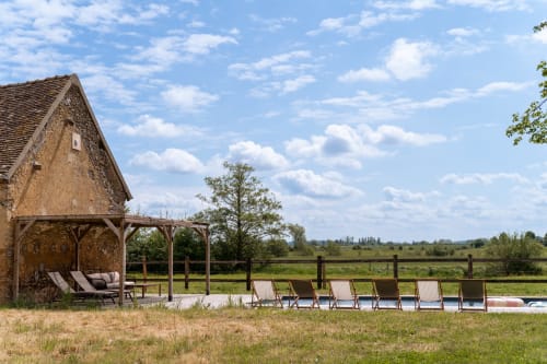 Villa Maisons Noisette à Saint-Pierre-des-Ormes avec transats au bord de la piscine, pergola bois et vues sur la campagne