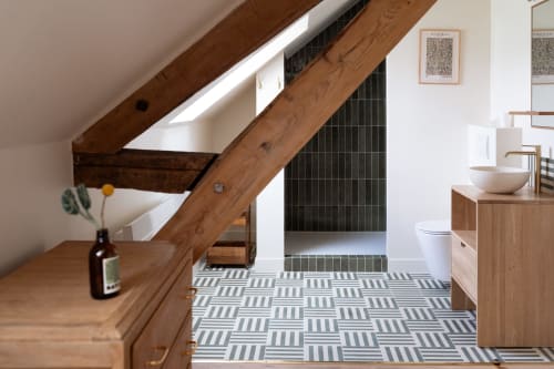 Salle de bains moderne aux poutres en bois de la villa Maisons Noisette à Saint-Pierre-des-Ormes, avec carrelage géométrique