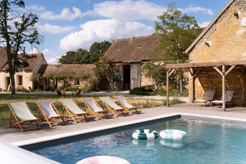 Villa Maisons Noisette à Saint-Pierre-des-Ormes avec piscine, transats, bâtisses en pierre et eau bleue