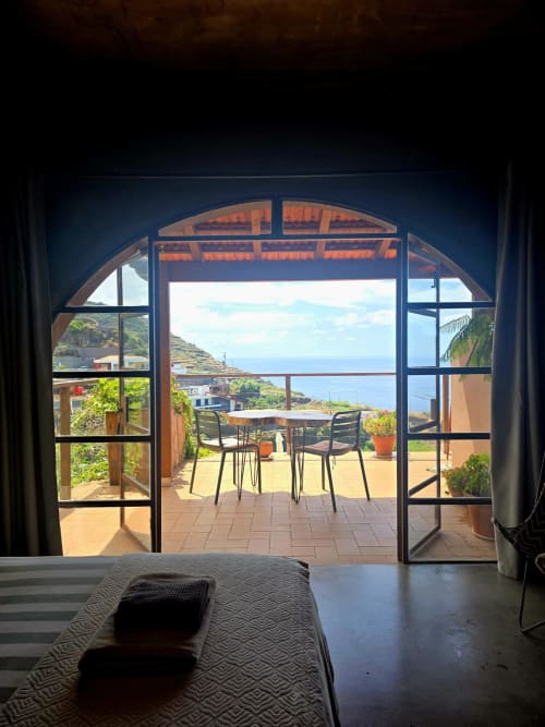 Suite La Flor Pájaro no Les Terrasses Les Suites em Calheta com terraço vista para o oceano e área de descanso