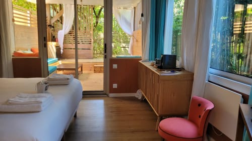Camera Sweet Bubble al Lodge du Cap Ferret con letto, terrazza giardino, arredi in legno e accesso alla doccia esterna