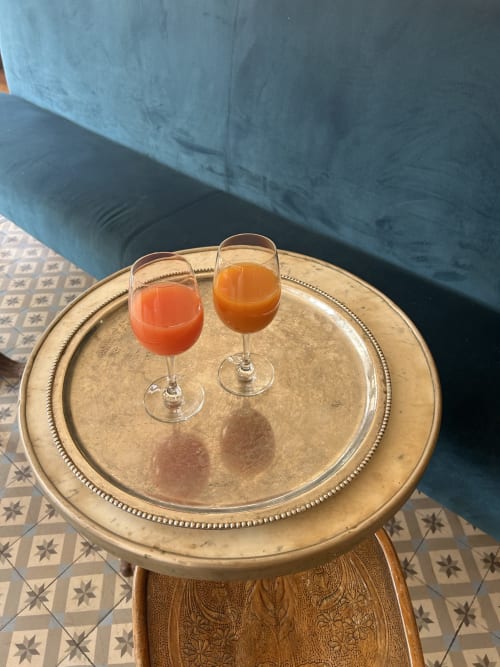 Deux verres de jus d'orange sur une table en laiton à l'Hôtel Hidden Bay à Cayeux-sur-Mer, France