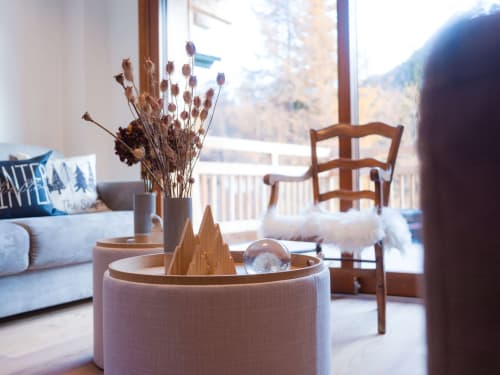 Séjour avec vue montagne dans l'appartement de Montgenèvre, décoration bois, fleurs séchées et panorama alpin depuis le balcon