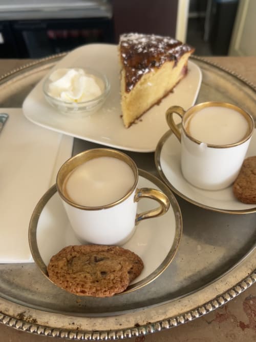 Service de café et pâtisseries à l'hôtel Hidden Bay de Cayeux-sur-Mer avec dessert à la crème fouettée
