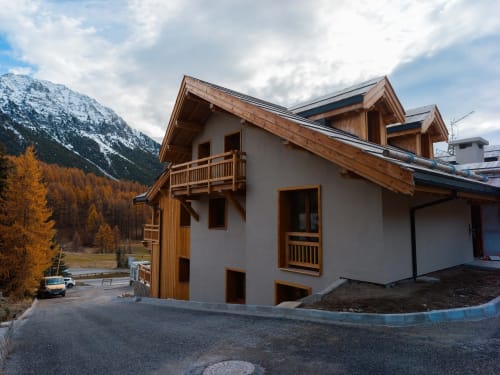 Chalet alpin moderne Les Tanières de Montgenèvre, boiseries chaleureuses, vue sur les montagnes et accès direct aux pistes des Alpes françaises