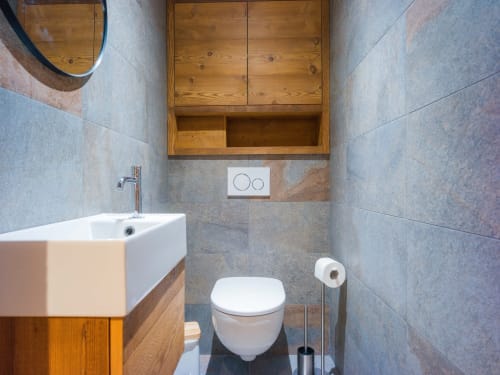 Salle de bain moderne de l'appartement Sage des Montagnes, Les Tanières de Montgenèvre, avec lavabo blanc et toilettes murales