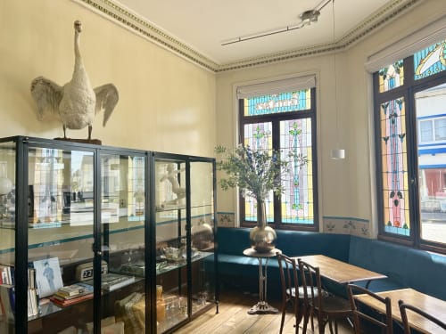 Élégante salle à manger de l'Hôtel Hidden Bay à Cayeux-sur-Mer avec portes vitrées et vitrines