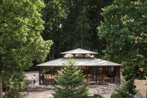 Modernes Pavillon eingebettet im grünen Wald der Jardins de Madeleine, Bernardvillé