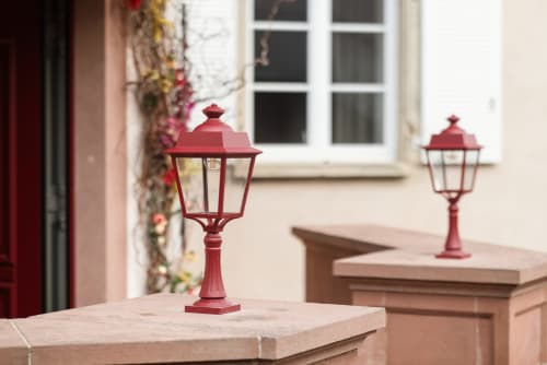 Rote Vintage-Lampe auf der Steinterrasse der Jardins de Madeleine in Bernardvillé, Frankreich