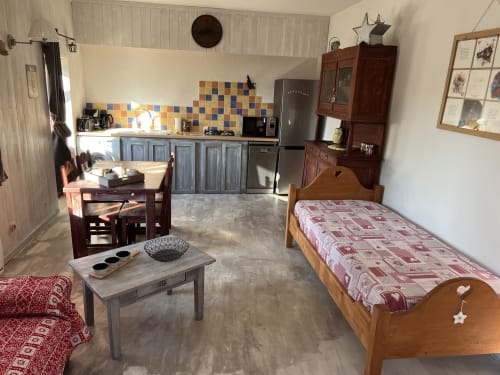 Gîte Les Vaches à Trévignin : cuisine équipée, salle à manger, chambre et séjour