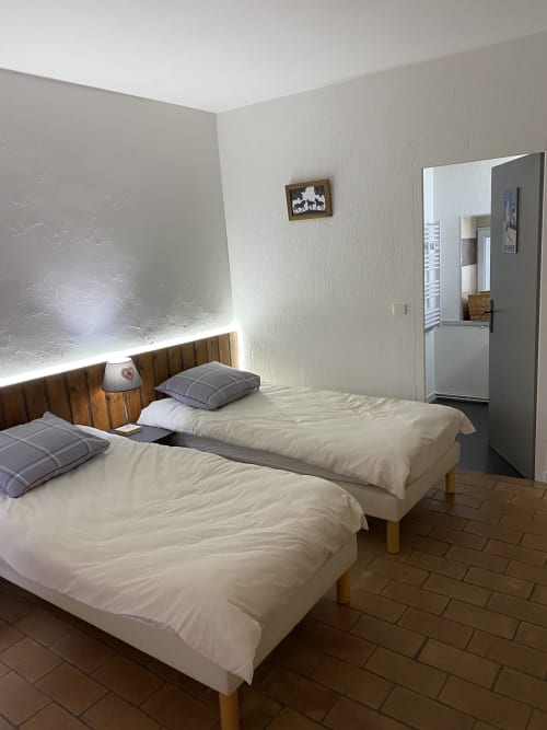 Chambre double du gîte Les Vaches à LA JUMENT VERTE, Trévignin, avec têtes de lit en bois et éclairage ambiant