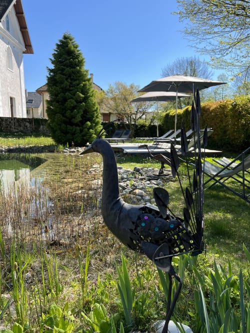 Sculpture en métal noir d'un cheval cabré près d'un étang à LA JUMENT VERTE, gîte à Trévignin, France
