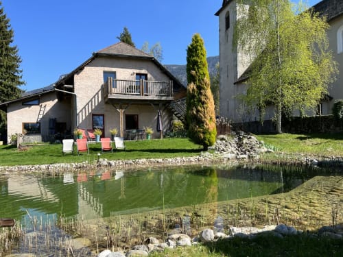 Gîte Les Vaches à Trévignin avec vue sur le lac, chaises longues et montagnes