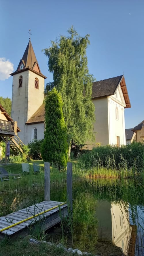 Charmant gîte avec clocher blanc à LA JUMENT VERTE, Trévignin, jardin en bordure d'eau et saule pleureur