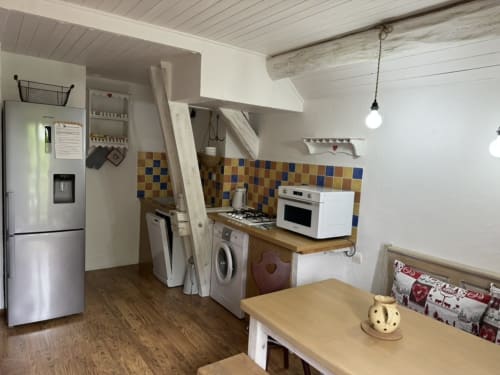 Cuisine entièrement équipée du gîte Les Oies à LA JUMENT VERTE, Trévignin avec électroménagers et dosseret de carreaux colorés