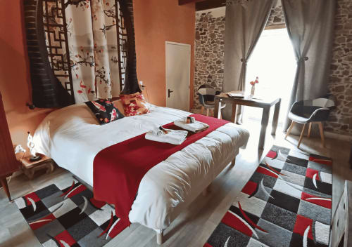 Sakura-Zimmer im La Synchronicité B&B in Saint Sauveur mit weißem Bett, rotem Läufer, moderner Einrichtung und Gartenblick