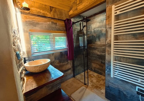 Modernes Badezimmer im La Synchronicité B&B mit Aufsatzwaschbecken, begehbarer Dusche, Handtuchwärmer und Gartenblick