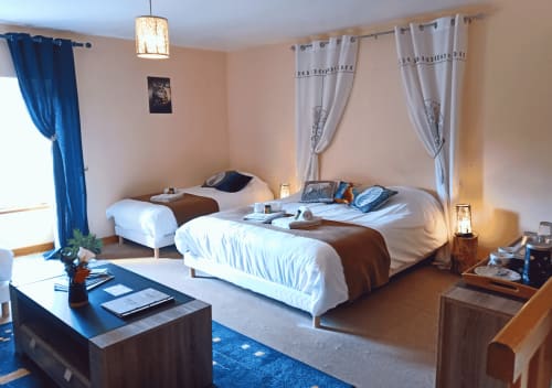Écureuil-studio in La Synchronicité B&B in Saint Sauveur Villages: twee eenpersoonsbedden met witte lakens, blauwe gordijnen