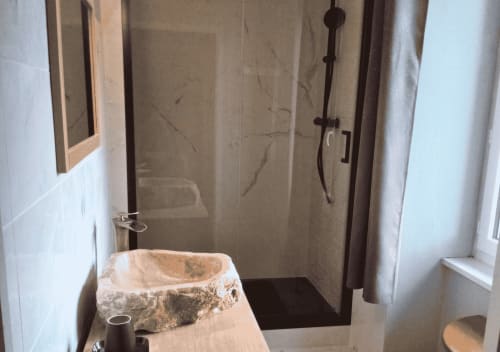 Moderne badkamer met stenen wastafel en inloopdouche in La Synchronicité B&B, Saint Sauveur Villages