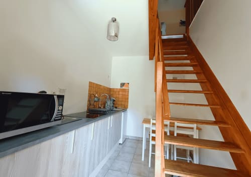 Kitchenette Studio de l'Écureuil met magnetron, houten trap, Saint Sauveur Villages B&B