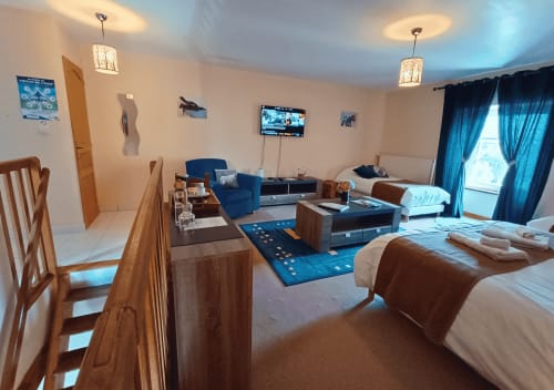 Studio de l'Écureuil in La Synchronicité: ruime kamer met bedden, zithoek, TV, keuken, tuinzicht en modern