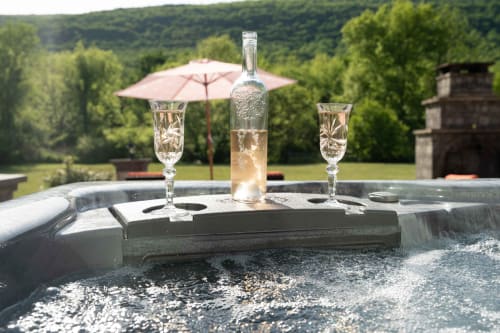 Elegant hot tub with champagne and glasses overlooking lush mountains at Malkita Aria villa in Woodbury