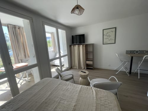 Studio moderne à Parenthèse En Finistère avec lit, TV, coin repas et balcon vue sur Roscoff