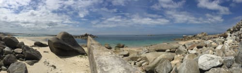 Plage rocheuse près de Roscoff, Finistère aux eaux turquoise et crique sablonneuse, idéale pour les hôtes du Studio L'île verte