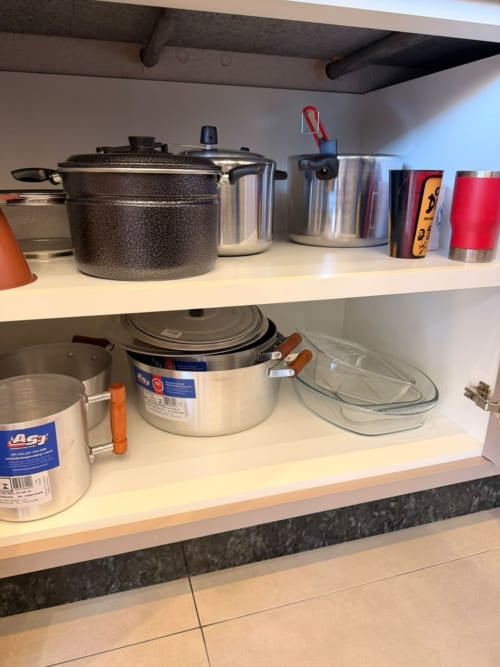 Prateleira de cozinha com utensílios e equipamentos na pousada Casa Coqueiros em Maringá