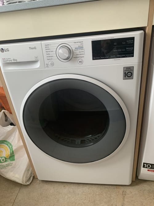 Lavadora LG ThinQ en Apartamentos YAKKA, apartamento de Yecla con servicio de lavandería