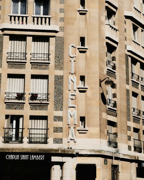 Fachada del albergue Yasi en Lyon con arquitectura Art Déco, piedra beige, balcones decorativos y detalles geométricos