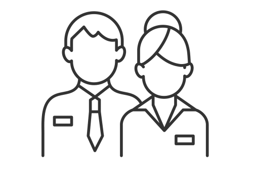 Dos profesionales del hotel Casa Azcona representando la hospitalidad en Zizur Mayor