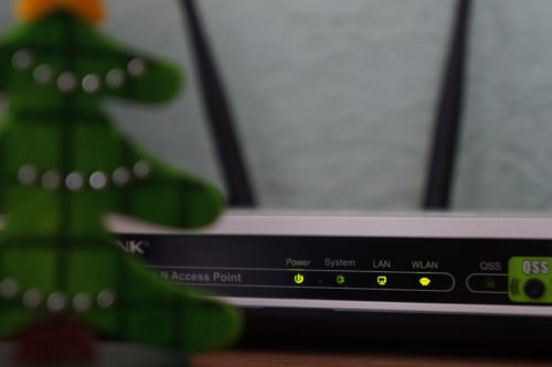 Roteador WiFi e crocodilo decorativo na AgapeStay Porto, alojamento bed and breakfast em Porto, Portugal