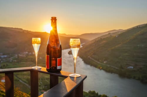 Garrafa de champanhe e taças com vista para o vale do Douro ao pôr do sol, Tomás Barqueiro B&B, Folgosa Portugal
