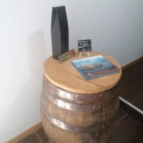 Exposição de barril de vinho com livro e sinalização na pousada Tomás Barqueiro em Folgosa, região do Douro