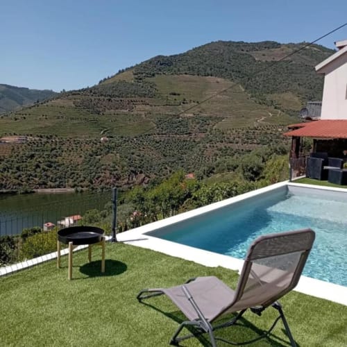 Piscina de luxo com espreguiçadeira vista para o Rio Douro e vinhedos em terraços em Tomás Barqueiro, Folgosa