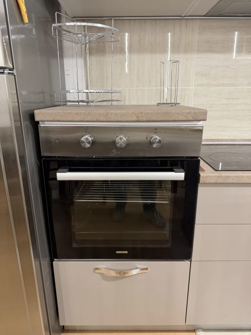 Cucina con piano cottura e forno dell'appartamento Tereskova presso Zappy Domus B&B, Castellaneta Marina