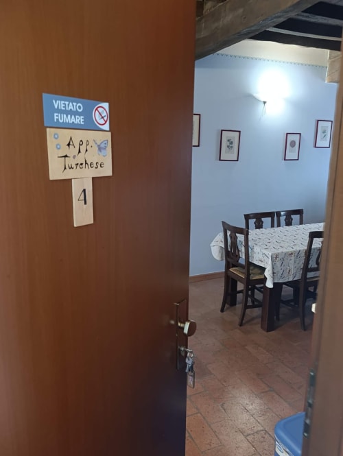 Ingresso dell'Appartamento 4 Turchese presso l'Agriturismo Aggazzotti con cartello vietato fumare, visione della zona pranzo interna