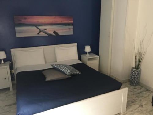 Camera Doppia Standard Moderna a Domum Vaticani a Roma con parete accent scura, letto bianco, biancheria nera e stile costiero